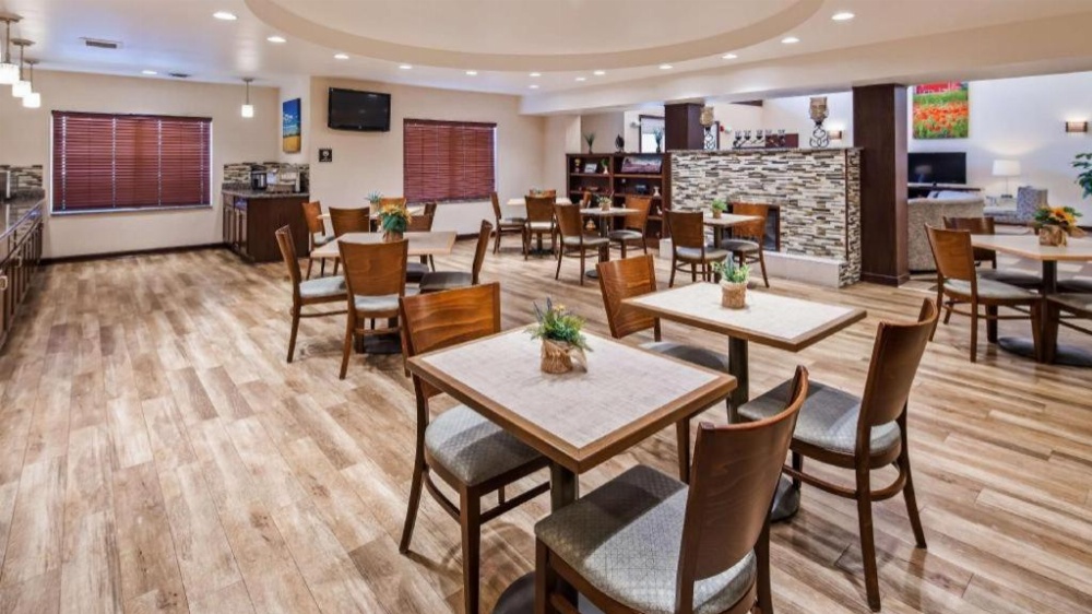 Green Mill Village Hotel & Suites, BW Signature Collection